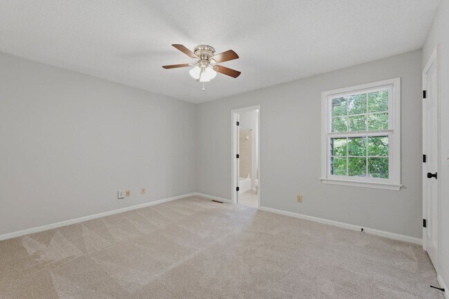 Building Photo - Charming Mount Pleasant Townhouse