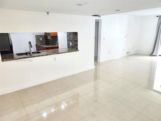 Building Photo - 1621 Collins Ave