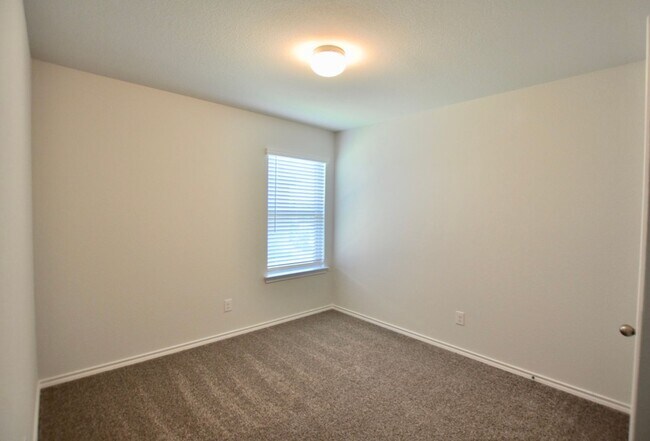 Building Photo - FOR LEASE! Super Nice 4 BR - 2 BA Brick Ho...