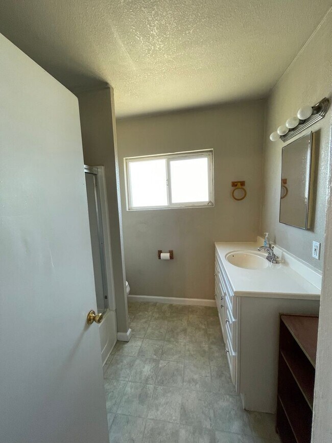 Building Photo - COMING SOON-Beautiful Country-Style Home in Dos Palos, CA!