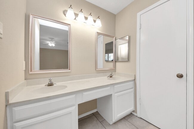 Building Photo - 14718 Windfern Forest Dr