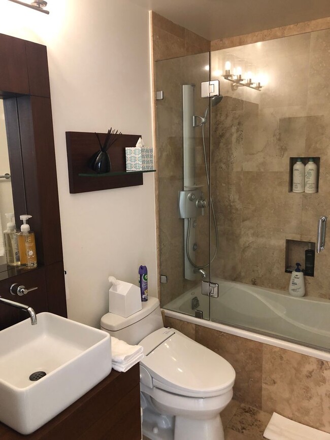 Building Photo - Elegant & Expansive Furnished 3 Bedroom/2 ...