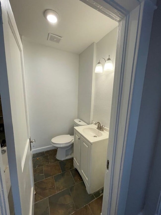 Building Photo - 3bd/1ba Home, Large Yard!! Half off 2nd Mo...