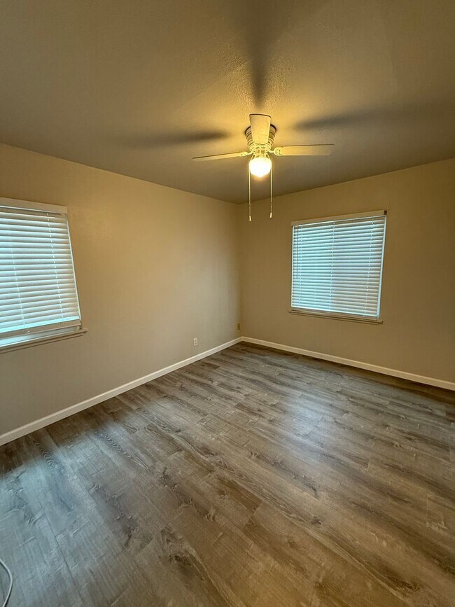 Building Photo - 512 Carpenter St