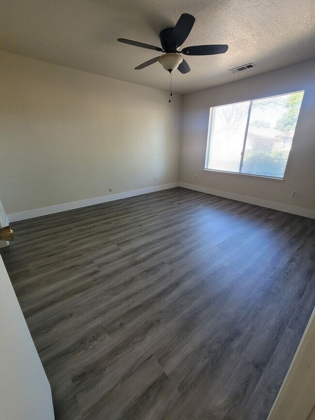 Building Photo - FER130