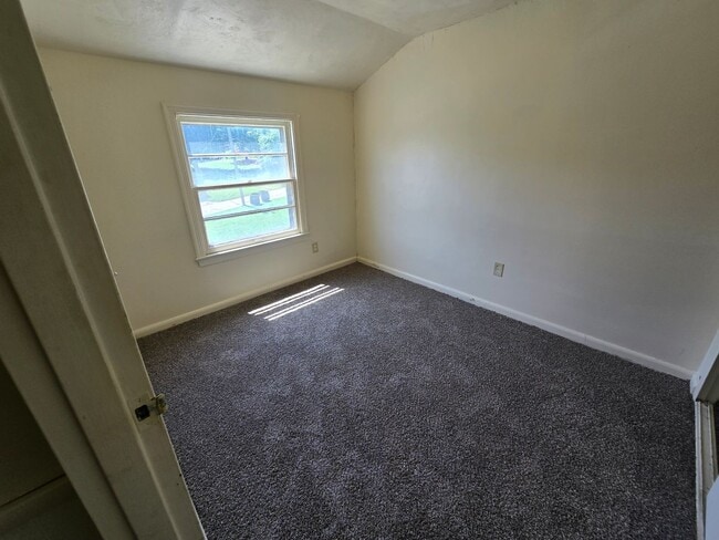 Building Photo - $900 - 2 Bedroom 1 Bathroom Townhome