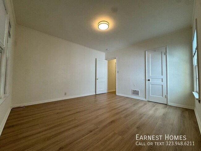 Building Photo - 127 N Doheny Dr