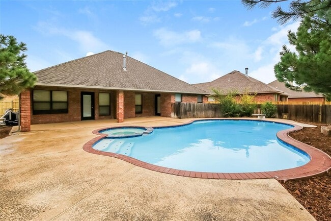 Building Photo - 1632 Hollowbrook