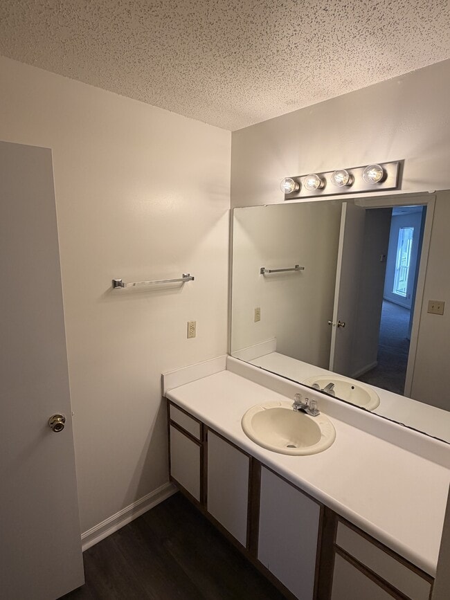 Building Photo - 20 Hamiltons Harbor Dr