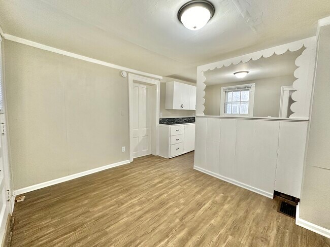 Building Photo - 706 Bluff St