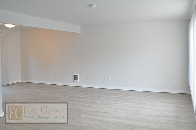 Building Photo - 2725 Maywood Dr