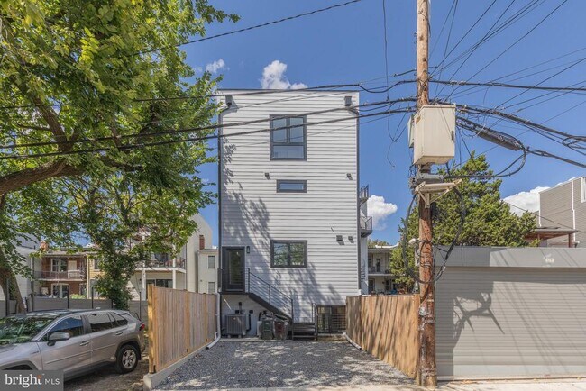 Building Photo - 722 Kenyon St NW