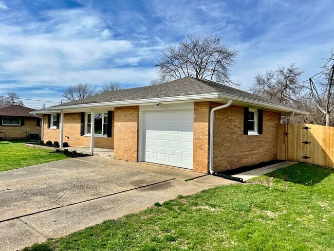 Building Photo - Newly remodeled, furnished home Trenton, Ohio
