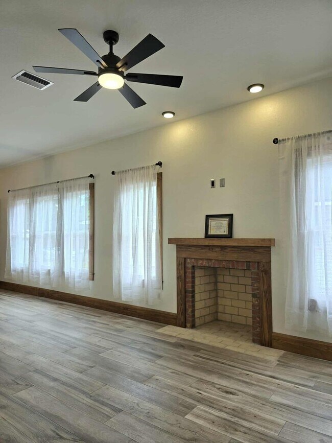 Building Photo - Lakeland's Historic District: 3 Bed/2 Bath