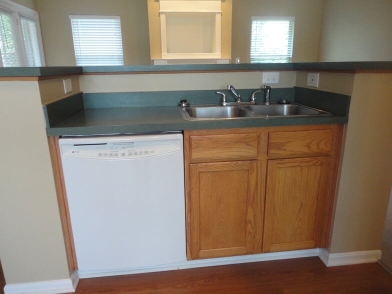 Building Photo - 3358 Village Dr