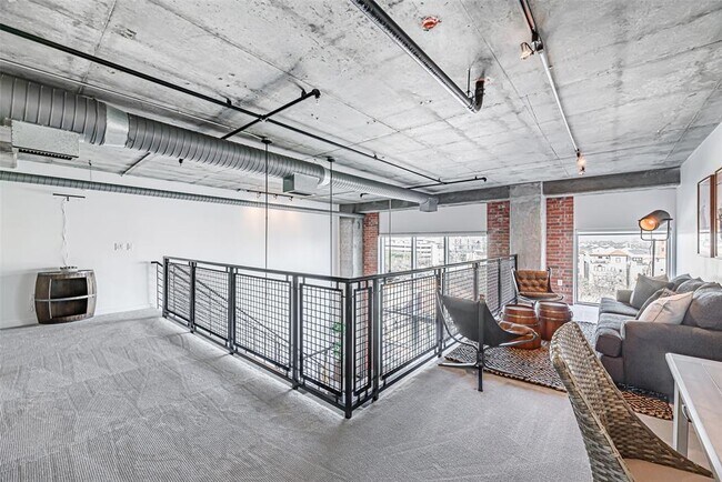 Building Photo - 2000 Bagby St
