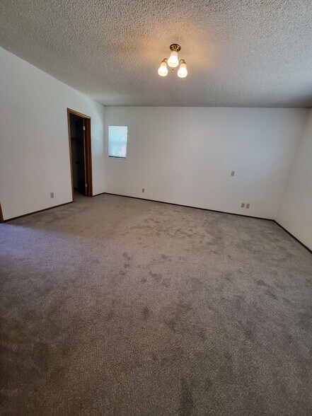 Building Photo - 906 Balra Dr