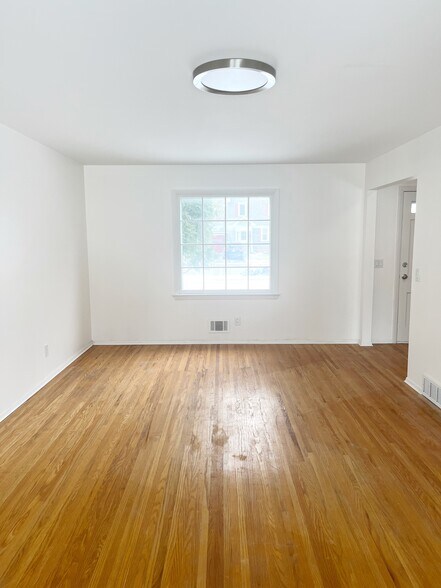 Building Photo - 104 Seminole Way