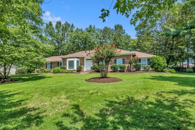 Building Photo - One level living in the heart of Brentwood