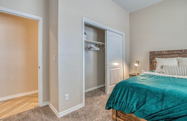 Building Photo - Eastside area for  Short or Long Term Rental(Completely Furnished) Beautiful 4 bed/2.5 baths