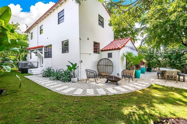 Building Photo - 991 NE 82nd St