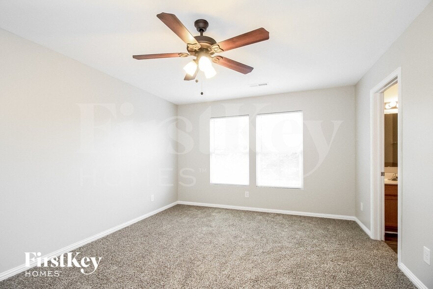 Building Photo - 4300 Oak Pointe Dr