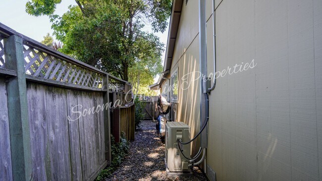 Building Photo - ~Beautiful Updated 4 Bed/2 Bath in Rohnert...