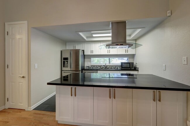Building Photo - Amazing Bridle Trails 3BR 1.75BA Townhome ...