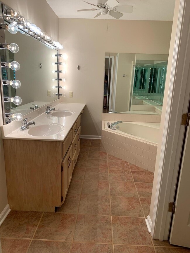 Building Photo - 3499 Lakeside Ct