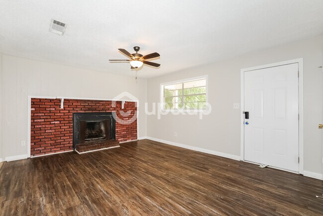 Building Photo - Fantastic 3bd/1.5ba home! Coming soon!