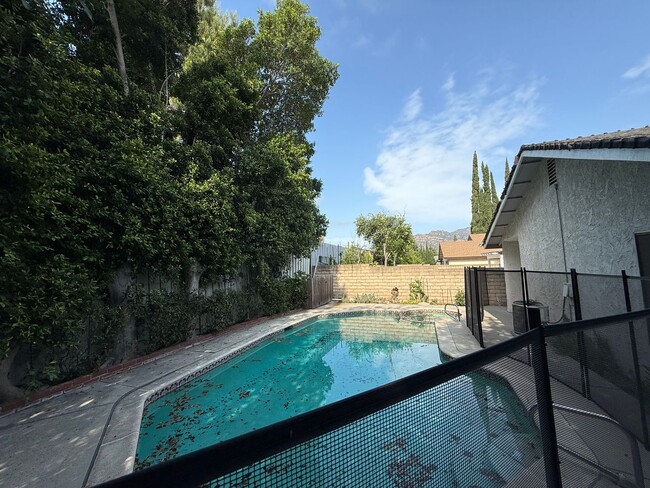 Building Photo - Single story 3 bed, 2 bath pool home