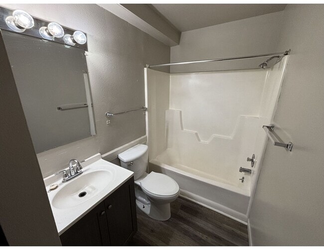 Building Photo - 1745 La Cres St