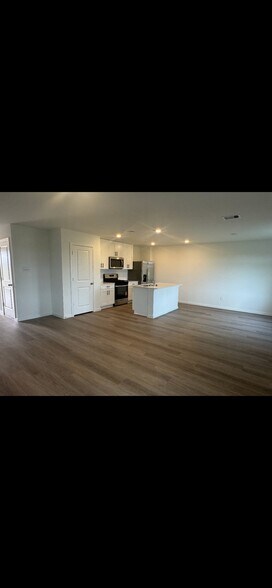 Building Photo - 3020 Nori Shores Dr
