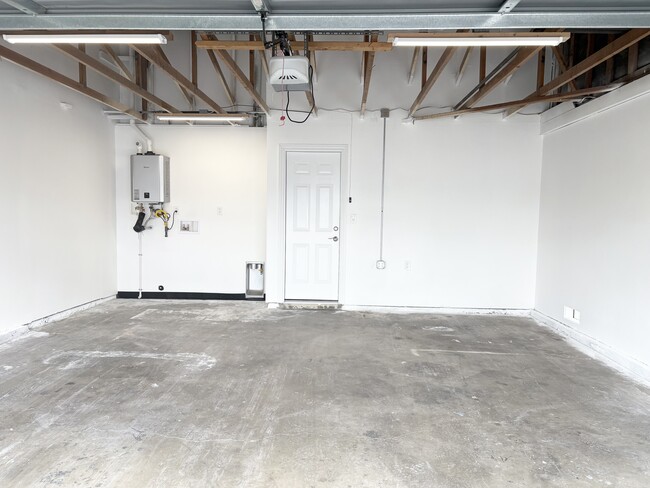 Building Photo - 3571 Lake Crest Dr