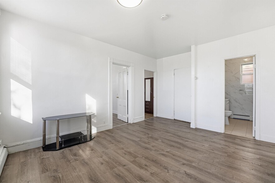 Building Photo - 525 7th St