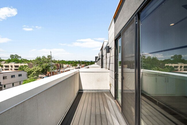 Building Photo - LUX 3BD, 5BA Modern Townhome at 9th & CO Near Congress Park