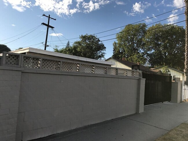 Building Photo - 501 W Maple Ave