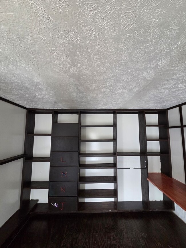 Building Photo - Newly remodeled 4/2/2 with fenced in backyard