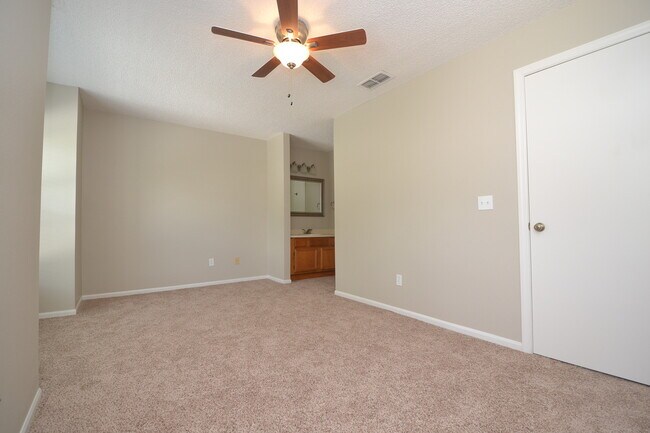 Building Photo - Beautiful 2/2.5 Winter Springs Townhome ~ Newer Paint & Flooring ~ End Unit with Pond View!