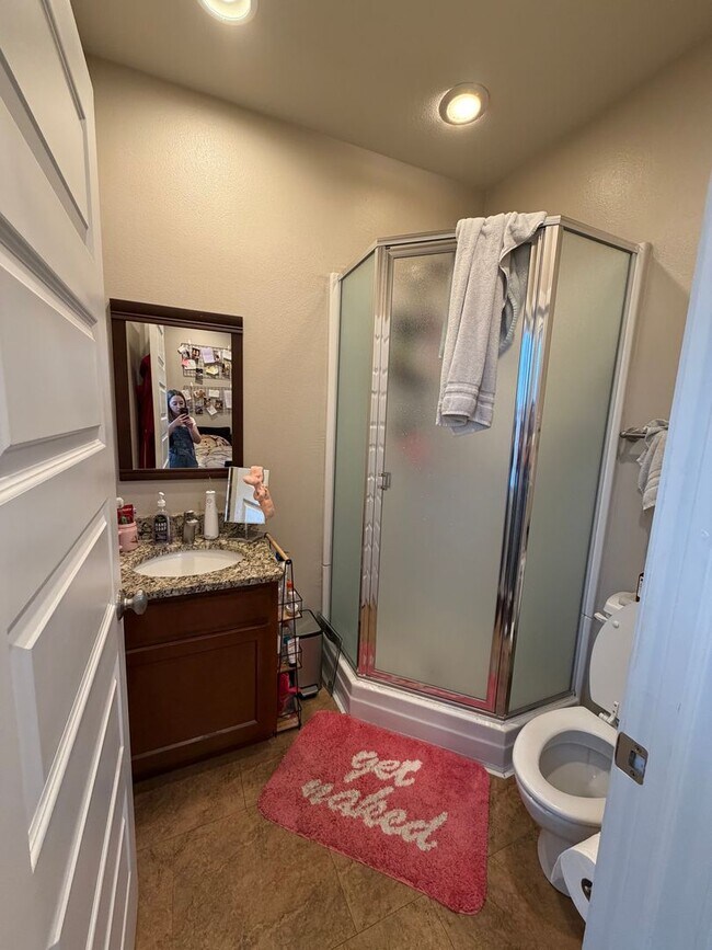 Building Photo - 608 E 2nd St