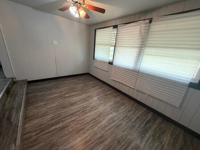 Building Photo - 609 Martin-