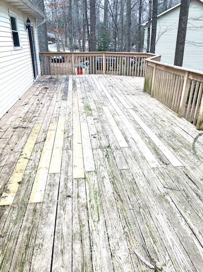 Building Photo - SPACIOUS HOME ON LARGE LOT - 4 BEDS 2.5 BATHS