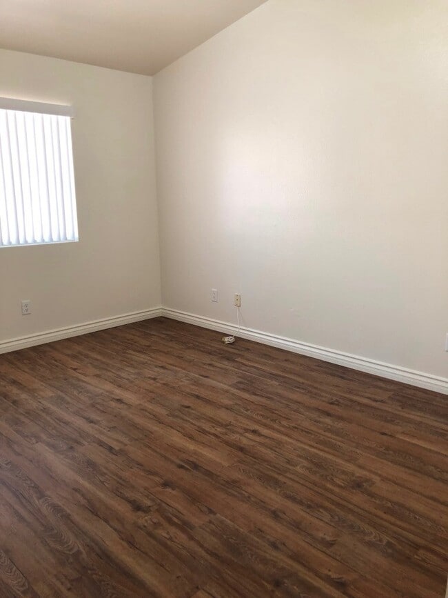 Building Photo - Beautiful Single Story Home