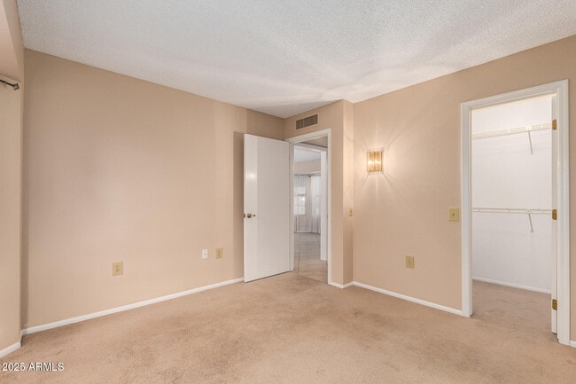 Building Photo - 13722 W Gable Hill Dr