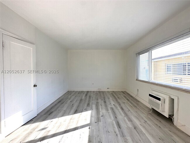 Building Photo - 955 Bay Dr E