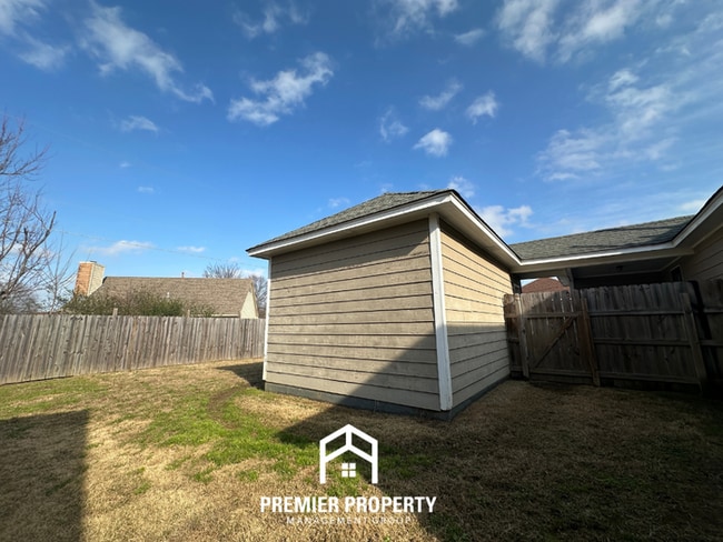 Building Photo - Charming 3BR/2BA Memphis Home with Vaulted Ceilings, Fireplace & Fenced Yard