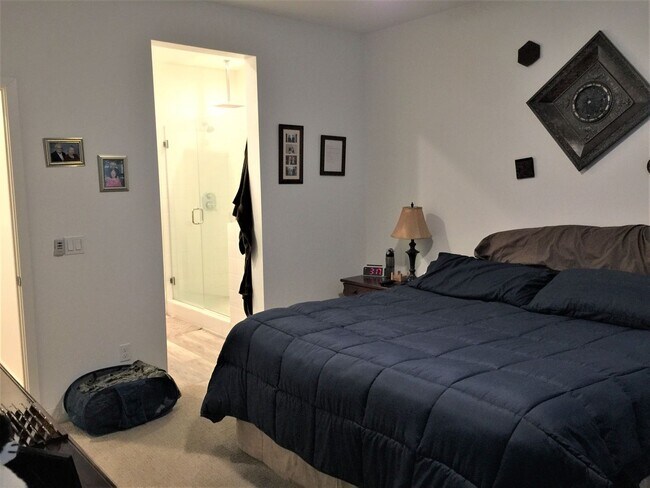 Building Photo - *** $1000 Move in Special*** Completely upgraded large townhome with solar!!