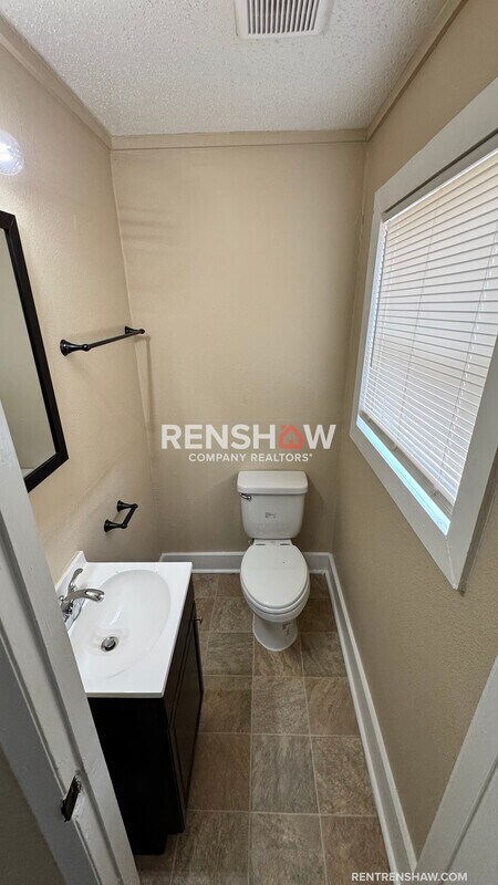 Building Photo - 822 Eyers Rd