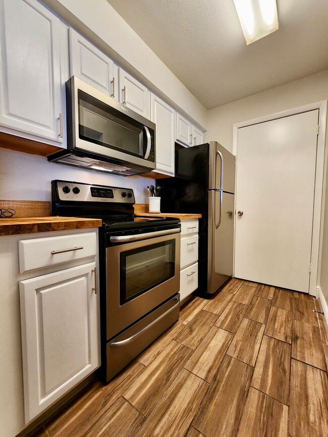 Building Photo - Fully upgraded 2/2 condo in the heart of K...
