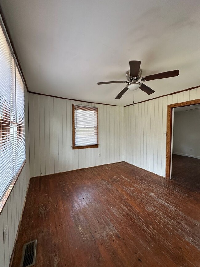 Building Photo - In town - 3 Bedroom, 1 bathroom house move-in ready